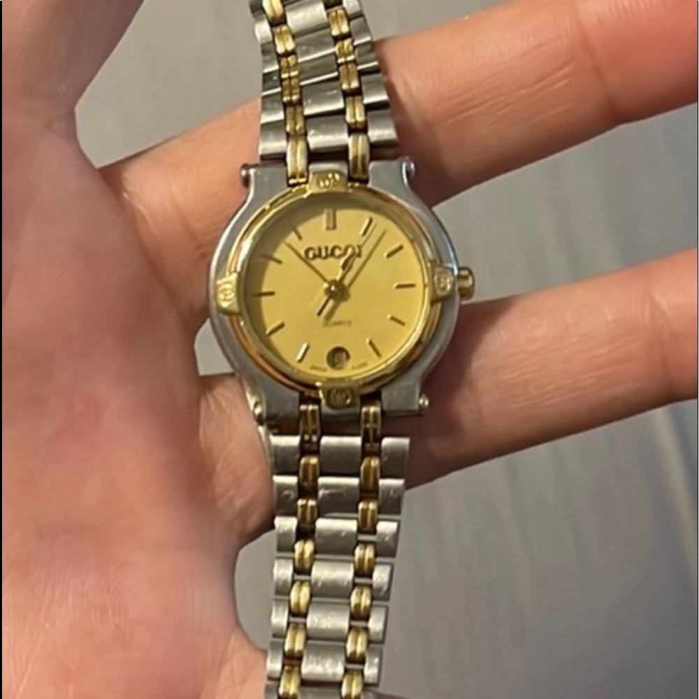 Woman’s Gucci watch LIKE NEW 😍😍😍😍 no scuffs or scratches